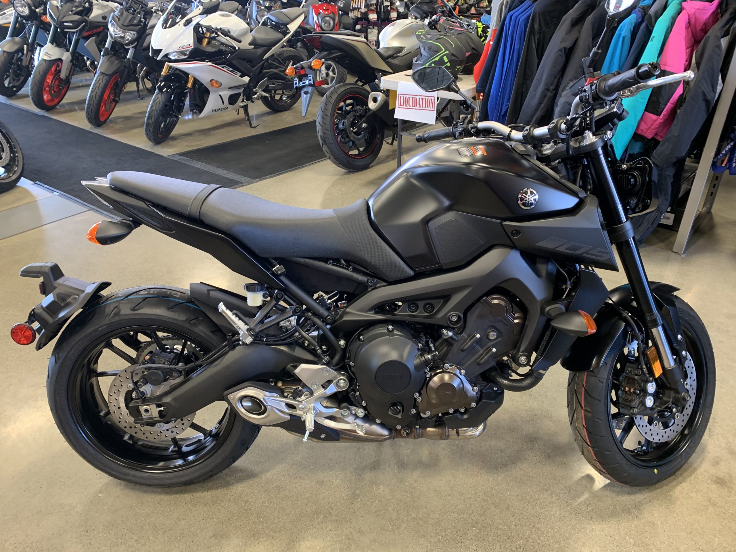  YAMAHA  MT09 NOIR  2 Moto  Sport 100 limites